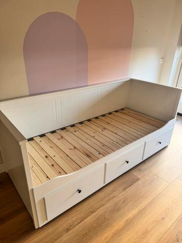 Hemnes bedbank wit incl 2 matrassen  beschikbaar voor biedingen