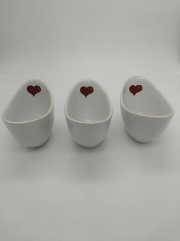 3 witte porseleinen schuitjes met hartje beschikbaar voor biedingen