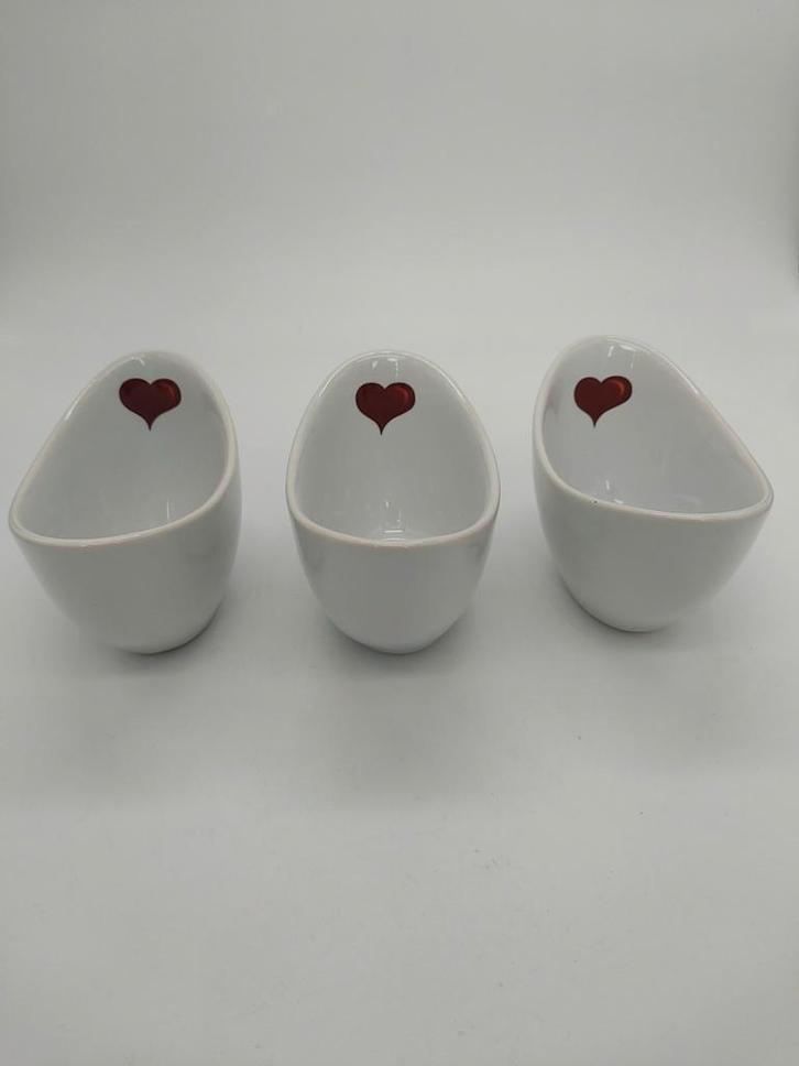 3 witte porseleinen schuitjes met hartje, Huis en Inrichting, Keuken | Servies, Zo goed als nieuw, Schaal of Schalen, Overige stijlen