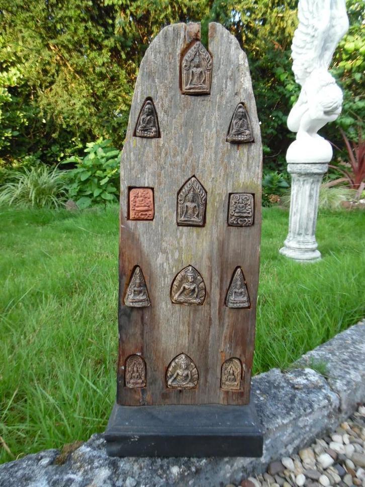 Houten paneel met boeddhistische amuletten, Antiek en Kunst, Kunst | Beelden en Houtsnijwerken, Ophalen of Verzenden