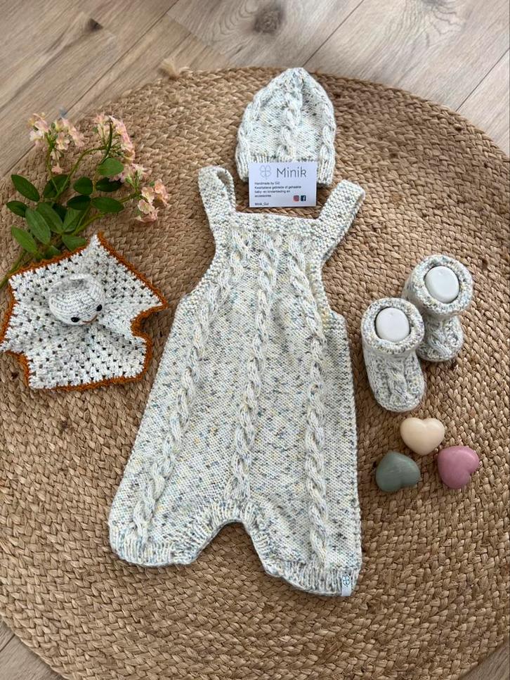 Zelfgebreide baby setje leeftijd 6-12 maanden., Kinderen en Baby's, Babykleding | Maat 68, Nieuw, Jongetje of Meisje, Setje, Ophalen of Verzenden