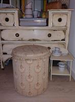 Brocante poef in een pastelkleurige stof., Ophalen of Verzenden