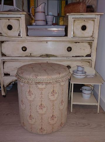Brocante poef in een pastelkleurige stof. beschikbaar voor biedingen