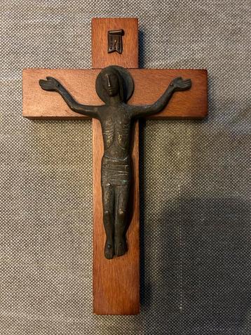 Houten Kruisbeeld met Bronzen Christus beschikbaar voor biedingen