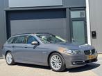 BMW 5-Serie 530D Luxury Touring 258 pk Aut8 2017 Grijs NAP, Automaat, Achterwielaandrijving, Beige, 2993 cc