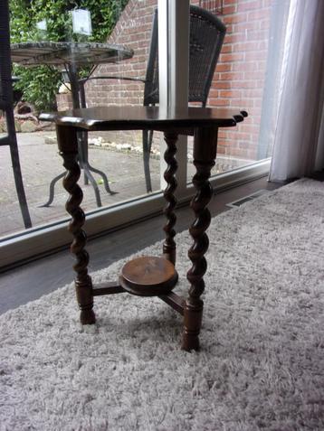 WIJNTAFELTJE 3 GEDRAAIDE POTEN EN APART MODEL BLAD/ROOKTAFEL beschikbaar voor biedingen