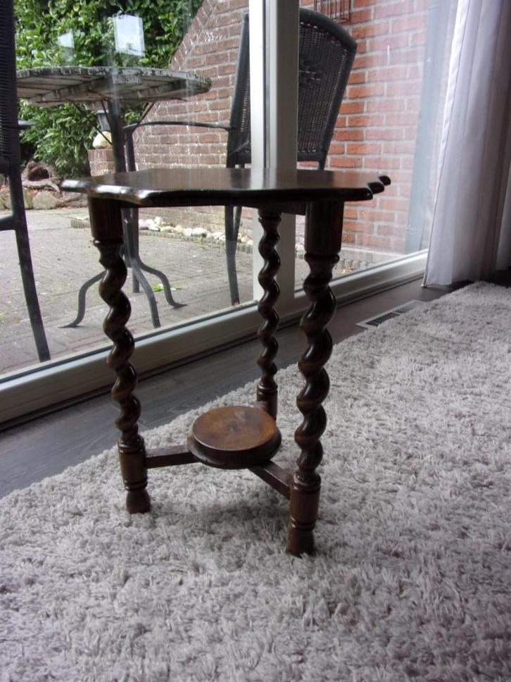 WIJNTAFELTJE 3 GEDRAAIDE POTEN EN APART MODEL BLAD/ROOKTAFEL, Antiek en Kunst, Antiek | Meubels | Tafels, Ophalen