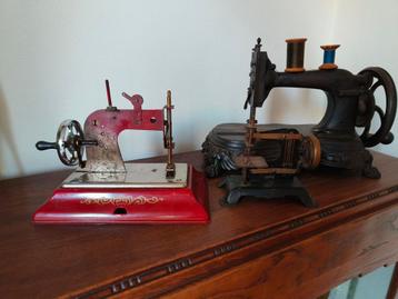 Drie stuks speelgoed/kinder naaimachine o.a. 1 gietijzeren  beschikbaar voor biedingen