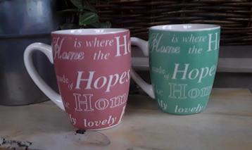 2 grote mokken / bekers met tekst, o.a. Home heaven hopes dr beschikbaar voor biedingen