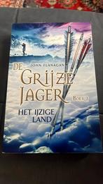 John Flanagan - Het ijzige land, Ophalen of Verzenden, Zo goed als nieuw, John Flanagan