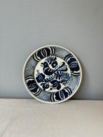 Vintage blauw crèmekleurig bord gesigneerd d24cm, Antiek en Kunst, Antiek | Keramiek en Aardewerk, Ophalen of Verzenden