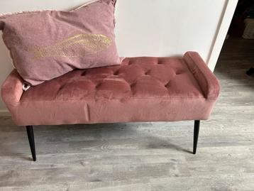 Oudroze bankje met kussen beschikbaar voor biedingen