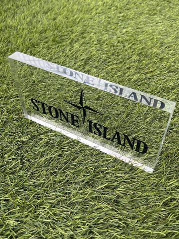 Stone island display beschikbaar voor biedingen