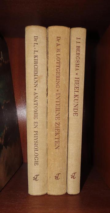 Antieke leerboeken voor de ziekenverpleging, 3x, 1956 beschikbaar voor biedingen