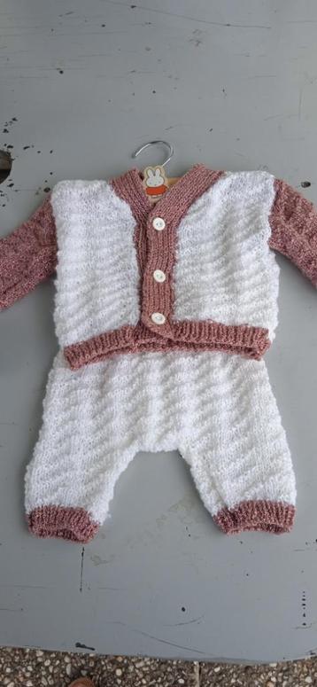 Vest en broek beschikbaar voor biedingen