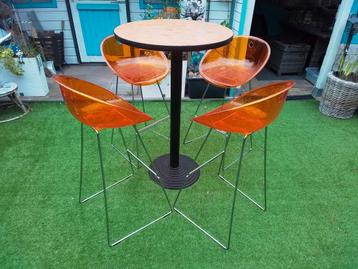 Sta tafel met 4 krukken beschikbaar voor biedingen