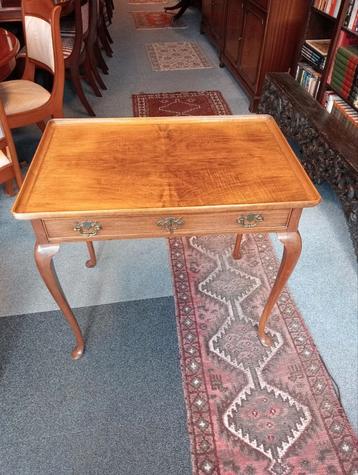 Thee tafel Queen Anne Stijl 19 eeuws in zeer goede staat  beschikbaar voor biedingen