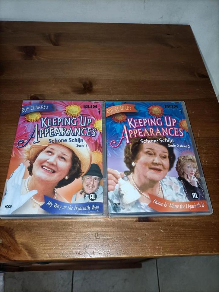2 x dvd Keeping Up Appearances - Schone Schijn deel 1 en 2, Cd's en Dvd's, Dvd's | Tv en Series, Zo goed als nieuw, Komedie, Alle leeftijden