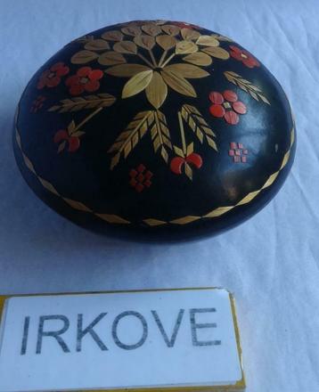 LAKDOOSJE MET BLOEMDECOR * van Stro * beschikbaar voor biedingen