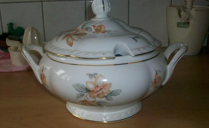 Brocante soepterrine MZ met bloem motief, Antiek en Kunst, Antiek | Schalen, Ophalen of Verzenden
