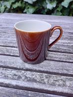 Bruin koffiekopje met witte binnenkant, 7 cm hoog, Ophalen of Verzenden, Gebruikt, Glas, Overige stijlen