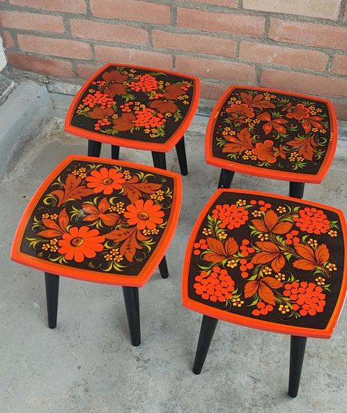 Antiek bijzettafel uit de USSR (Soviet Khokhloma), Antiek en Kunst, Antiek | Meubels | Tafels, Ophalen of Verzenden