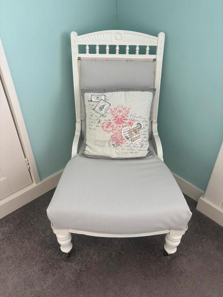 Mooie grote witte houten stoel op wieltjes, Antiek en Kunst, Antiek | Meubels | Stoelen en Banken, Ophalen