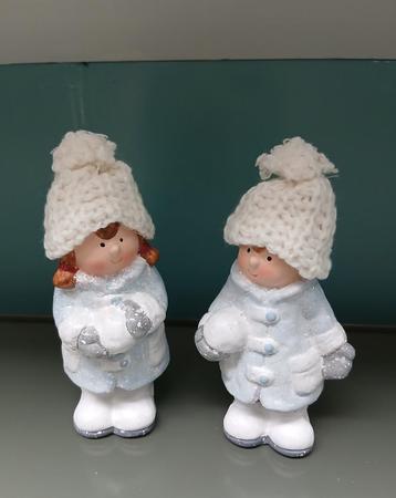 Twee Winter - Kerstkinderen - Wit - zachtblauw beschikbaar voor biedingen