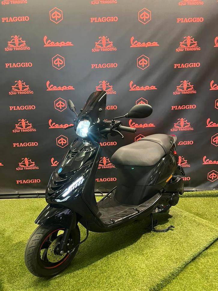 Piaggio Zip 2022 Brom! SP Black on Black Alpha Led Garantie!, Fietsen en Brommers, Scooters | Piaggio, Zip, Benzine, Ophalen of Verzenden