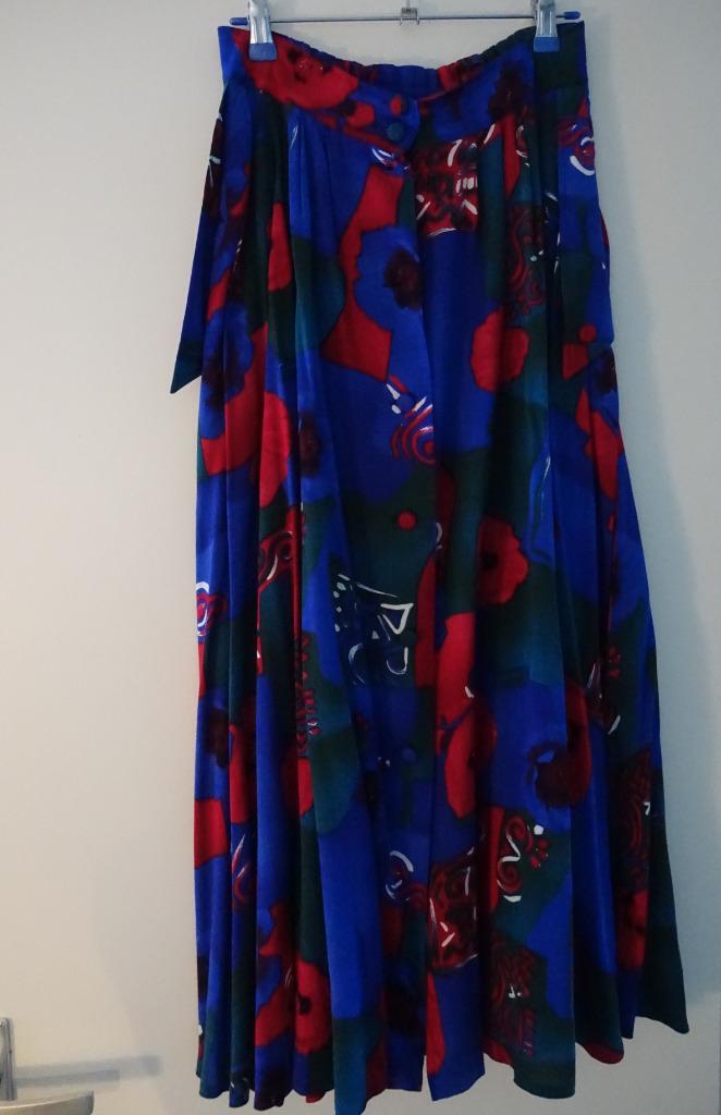 Lange gerende doorknooprok in rood, groen en blauw dessin, Kleding | Dames, Rokken, Zo goed als nieuw, Maat 42/44 (L), Blauw, Onder de knie