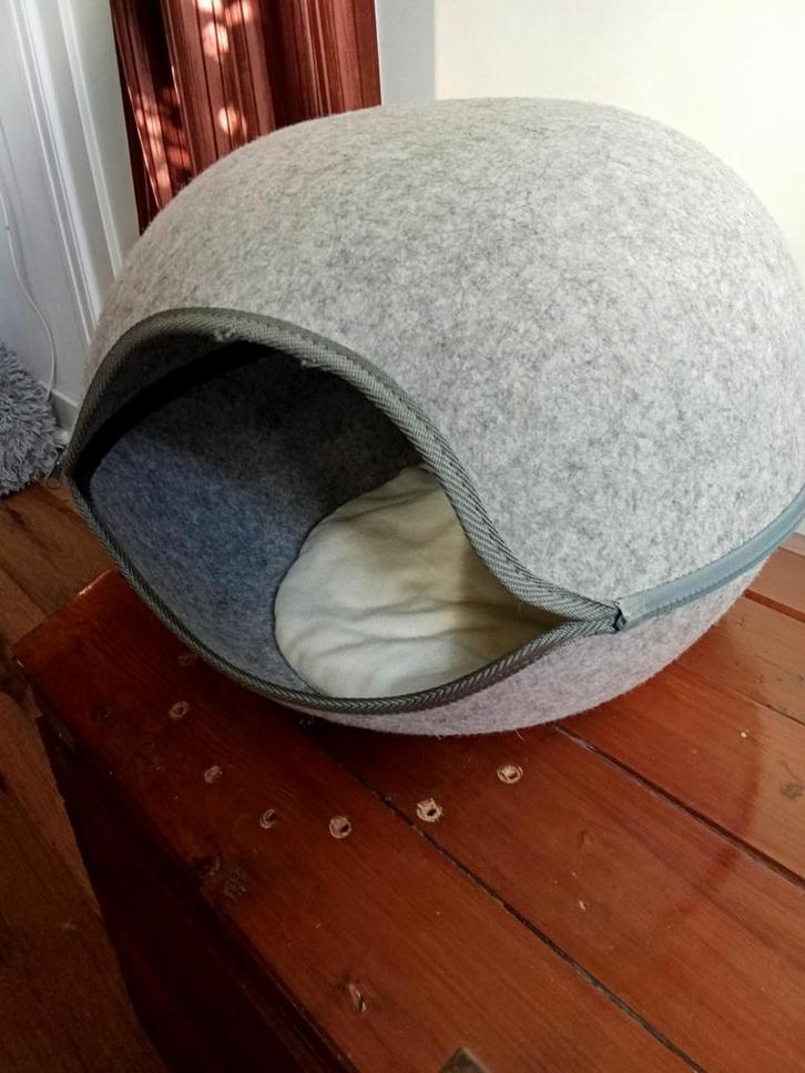 Mooie vilten kattenmand, Dieren en Toebehoren, Kattenmanden, Riet, Ophalen of Verzenden