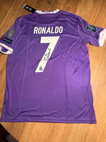 Gesingeerde Ronaldo shirts beschikbaar voor biedingen