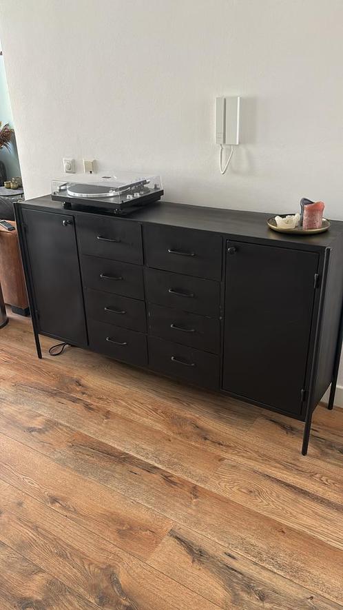 Zwart metalen dressoir Gigameubel, Huis en Inrichting, Kasten | Dressoirs, Gebruikt, 150 tot 200 cm, 25 tot 50 cm, Met lade(s)