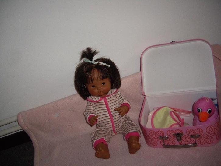 donkere babypop+koffertje +acc, Kinderen en Baby's, Speelgoed | Poppen, Zo goed als nieuw, Babypop, Ophalen of Verzenden