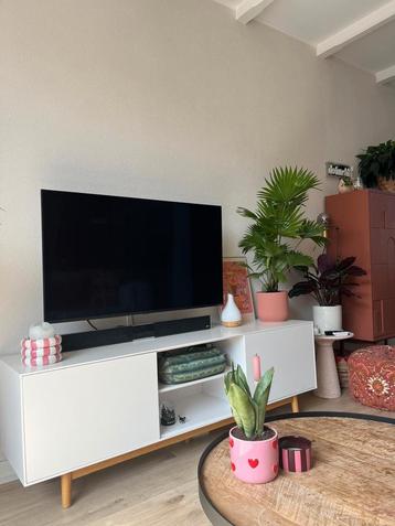 Wit TV-meubel met houten pootjes