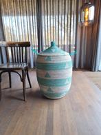 Afrikaanse mand turquoise wit handgemaakt in Senegal, Huis en Inrichting, Woonaccessoires | Schalen en Manden, Ophalen of Verzenden