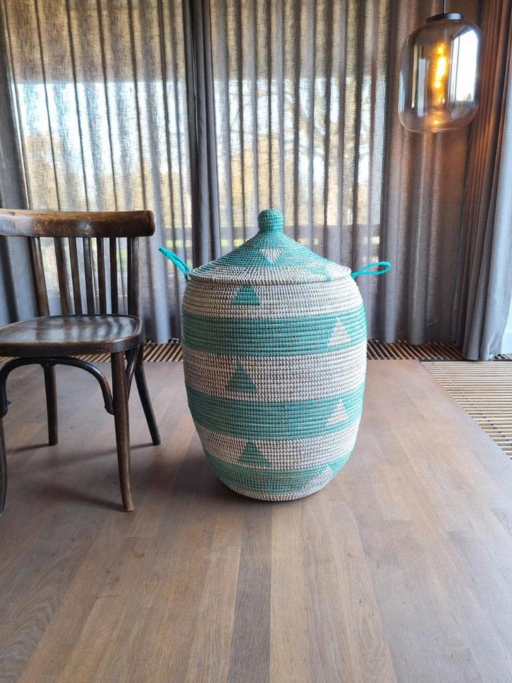 Afrikaanse mand turquoise wit handgemaakt in Senegal, Huis en Inrichting, Woonaccessoires | Schalen en Manden, Nieuw, Rond, Riet