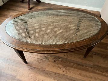 Ovale salontafel met glazen blad beschikbaar voor biedingen