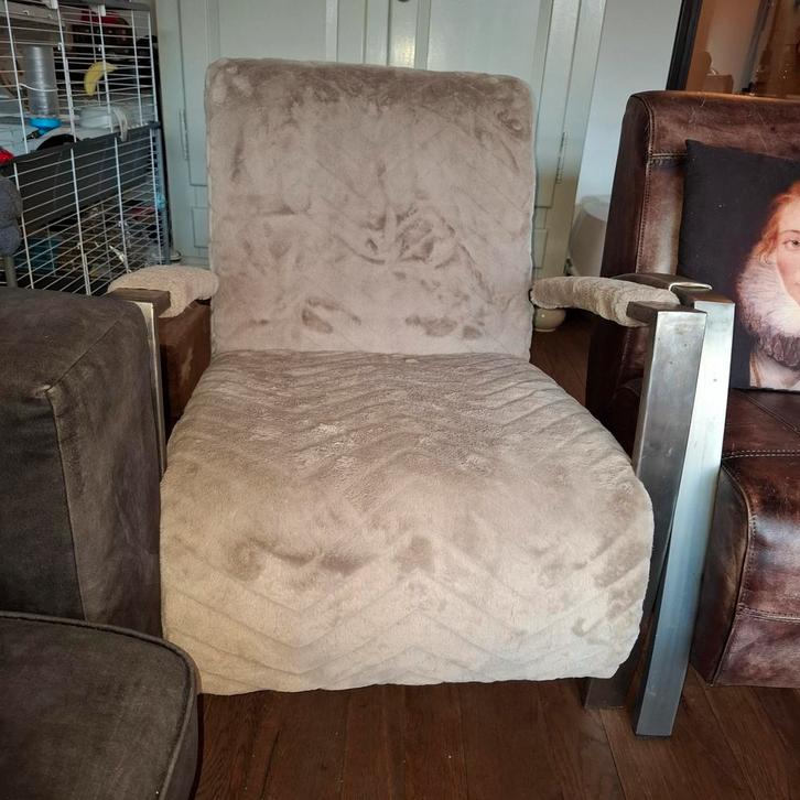 Comfortabele fauteuil met zachte bekleding, Huis en Inrichting, Fauteuils, Gebruikt, Metaal, Stof, 50 tot 75 cm, 75 tot 100 cm