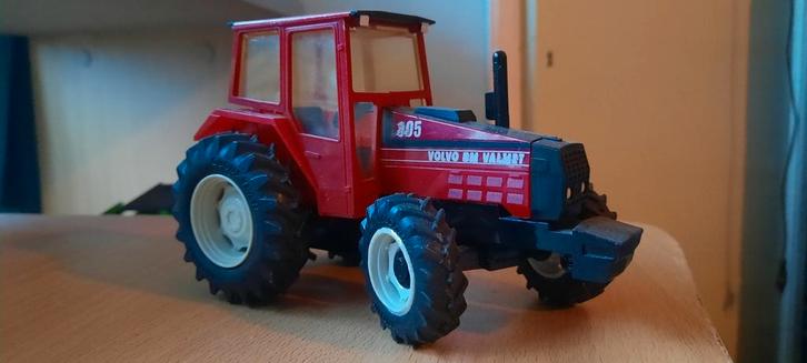 Volvo BM 805, Hobby en Vrije tijd, Modelauto's | 1:32, Zo goed als nieuw, Tractor of Landbouw, Overige merken, Ophalen of Verzenden