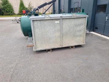 Dieseltank 1000L in opvangbak en handpomp beschikbaar voor biedingen