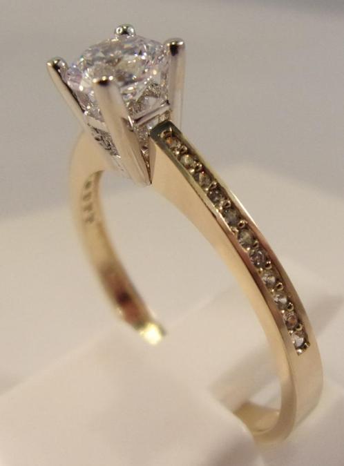Gouden trouwring met briljantgeslepen CZ (circa 0,77 ct), Sieraden, Tassen en Uiterlijk, Ringen, Zo goed als nieuw, Dame, 17 tot 18
