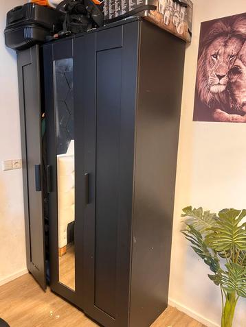 Zwarte kledingkast met deuren beschikbaar voor biedingen