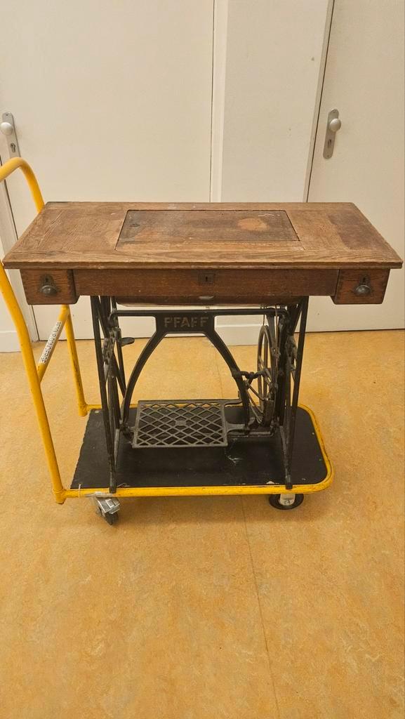 Pfaff Gietijzeren Naaitafel met Naaimachine, Antiek en Kunst, Antiek | Naaimachines, Ophalen