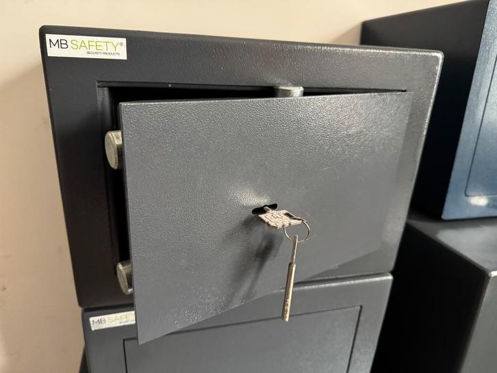 Zeer degelijke compacte MB Safety kluis brandkast 2 sleutels, Huis en Inrichting, Brandblussers en Brandkasten, Zo goed als nieuw