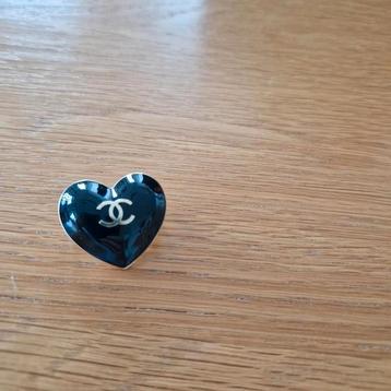 Chanel hart charm zwart/goud €25,00 beschikbaar voor biedingen