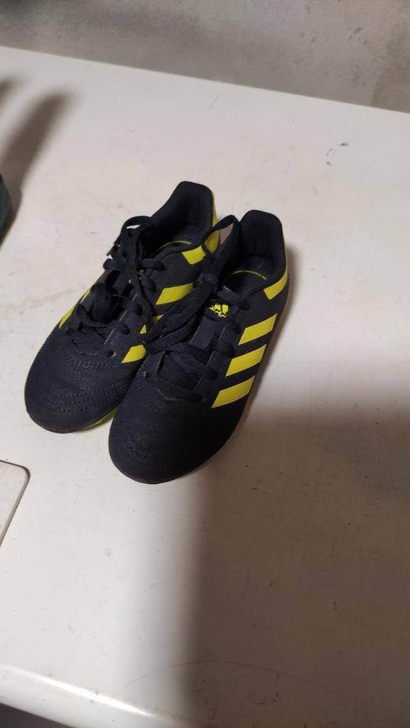 Voetbal schoenen Adidas spikes maat 30.5, Sport en Fitness, Voetbal, Gebruikt, Schoenen, Maat XS of kleiner, Ophalen of Verzenden