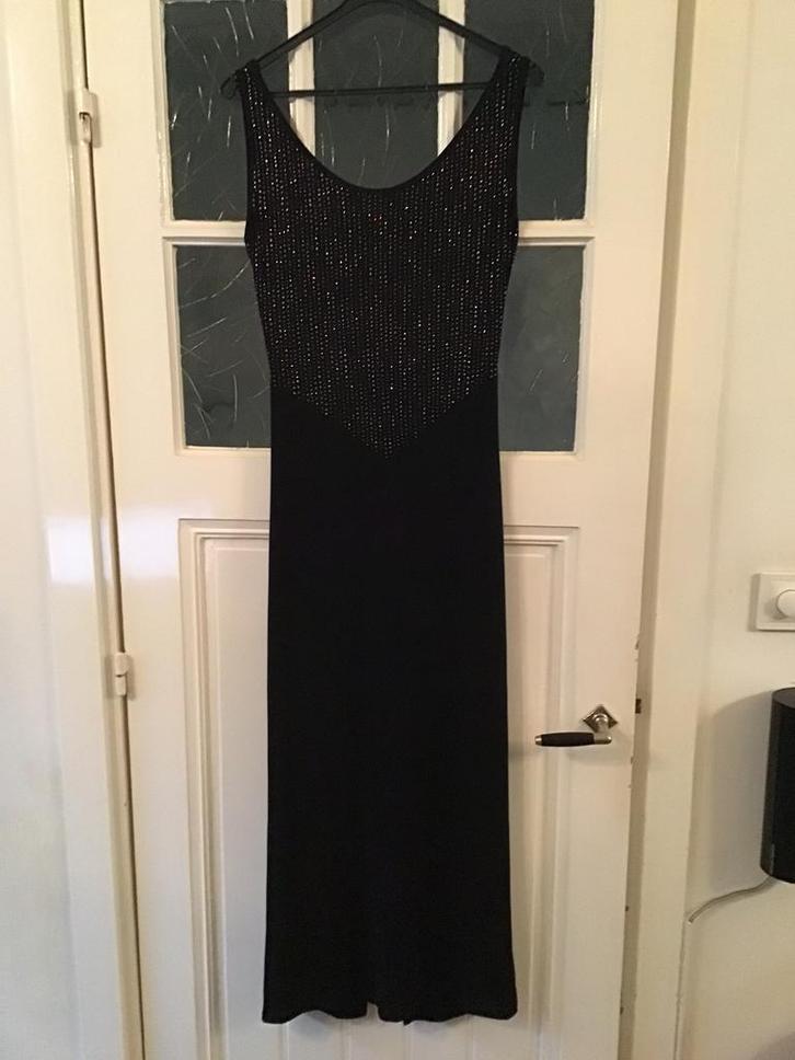 Mooie lange zwarte jurk met veel bling bling feestdagen, Kleding | Dames, Jurken, Zo goed als nieuw, Zwart, Onder de knie, Ophalen of Verzenden