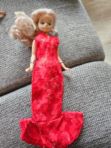 Daisy Barbie Pop in Rode Jurk beschikbaar voor biedingen