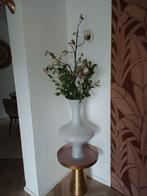 Grote witte glazen vaas met zijden boeket, Huis en Inrichting, Woonaccessoires | Zuilen en Pilaren, Ophalen, Zo goed als nieuw